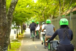 Medellín: Recorrido en bici por la ciudad con degustación de comida y bebida locales