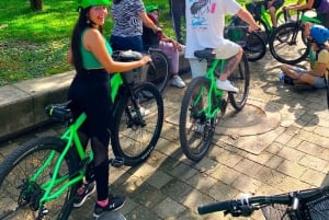Medellín: Recorrido en bici por la ciudad con degustación de comida y bebida locales
