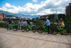 Medellín: Recorrido en bici por la ciudad con degustación de comida y bebida locales
