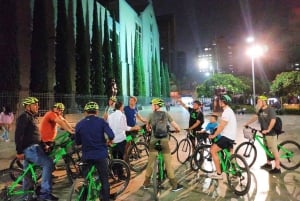 Medellín: Recorrido en bici por la ciudad con degustación de comida y bebida locales