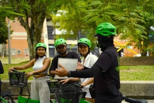 Medellín: Recorrido en bici por la ciudad con degustación de comida y bebida locales