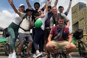 Medellín: Recorrido en bici por la ciudad con degustación de comida y bebida locales