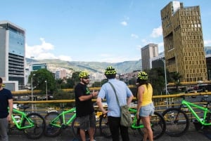 Medellín: Recorrido en bici por la ciudad con degustación de comida y bebida locales