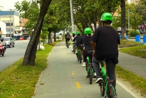 Medellín: Recorrido en bici por la ciudad con degustación de comida y bebida locales