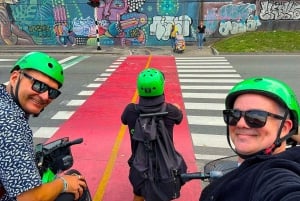 Medellín: Recorrido en bici por la ciudad con degustación de comida y bebida locales