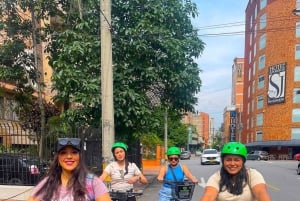 Medellín: Recorrido en bici por la ciudad con degustación de comida y bebida locales