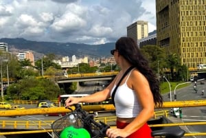 Medellín: Recorrido en bici por la ciudad con degustación de comida y bebida locales