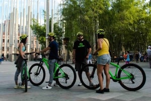 Medellín: Recorrido en bici por la ciudad con degustación de comida y bebida locales
