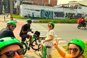 Medellín: Recorrido en bici por la ciudad con degustación de comida y bebida locales