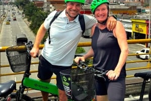 Medellín: Recorrido en bici por la ciudad con degustación de comida y bebida locales