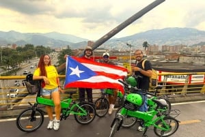 Medellín: Recorrido en bici por la ciudad con degustación de comida y bebida locales