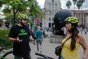 Medellín: Recorrido en bici por la ciudad con degustación de comida y bebida locales