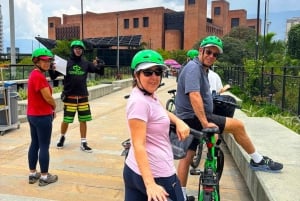 Medellín: Recorrido en bici por la ciudad con degustación de comida y bebida locales