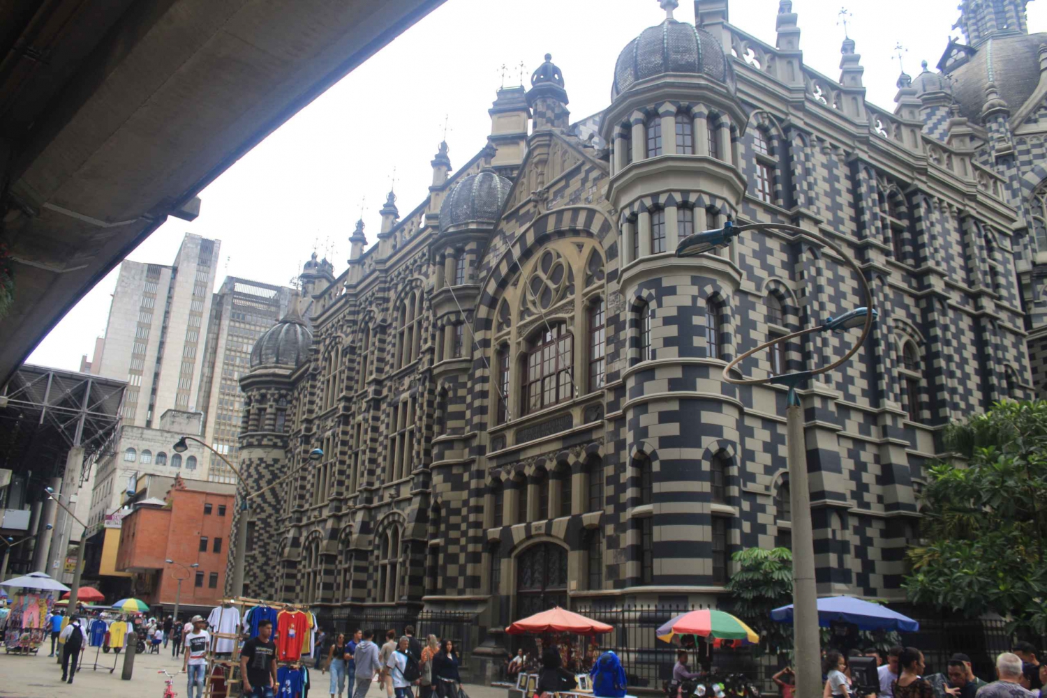 Medellín: plaza del botero, centro histórico con una merienda callejera