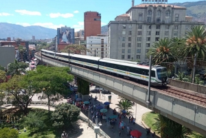 Medellín: plaza del botero, centro histórico con una merienda callejera