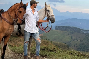 Medellín: Caldas Horseback Riding Tour with Drinks