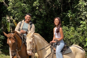 Medellín: Caldas Horseback Riding Tour with Drinks