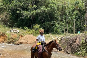 Medellín: Caldas Horseback Riding Tour with Drinks