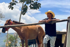 Medellín: Caldas Horseback Riding Tour with Drinks