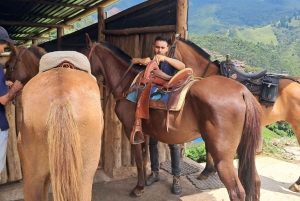 Medellín: Caldas Horseback Riding Tour with Drinks