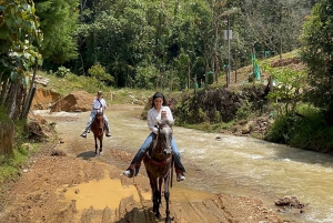Medellín: Caldas Horseback Riding Tour with Drinks