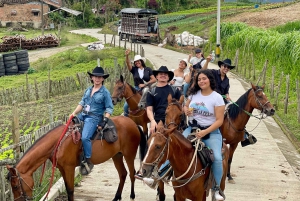Medellín: Caldas Horseback Riding Tour with Drinks