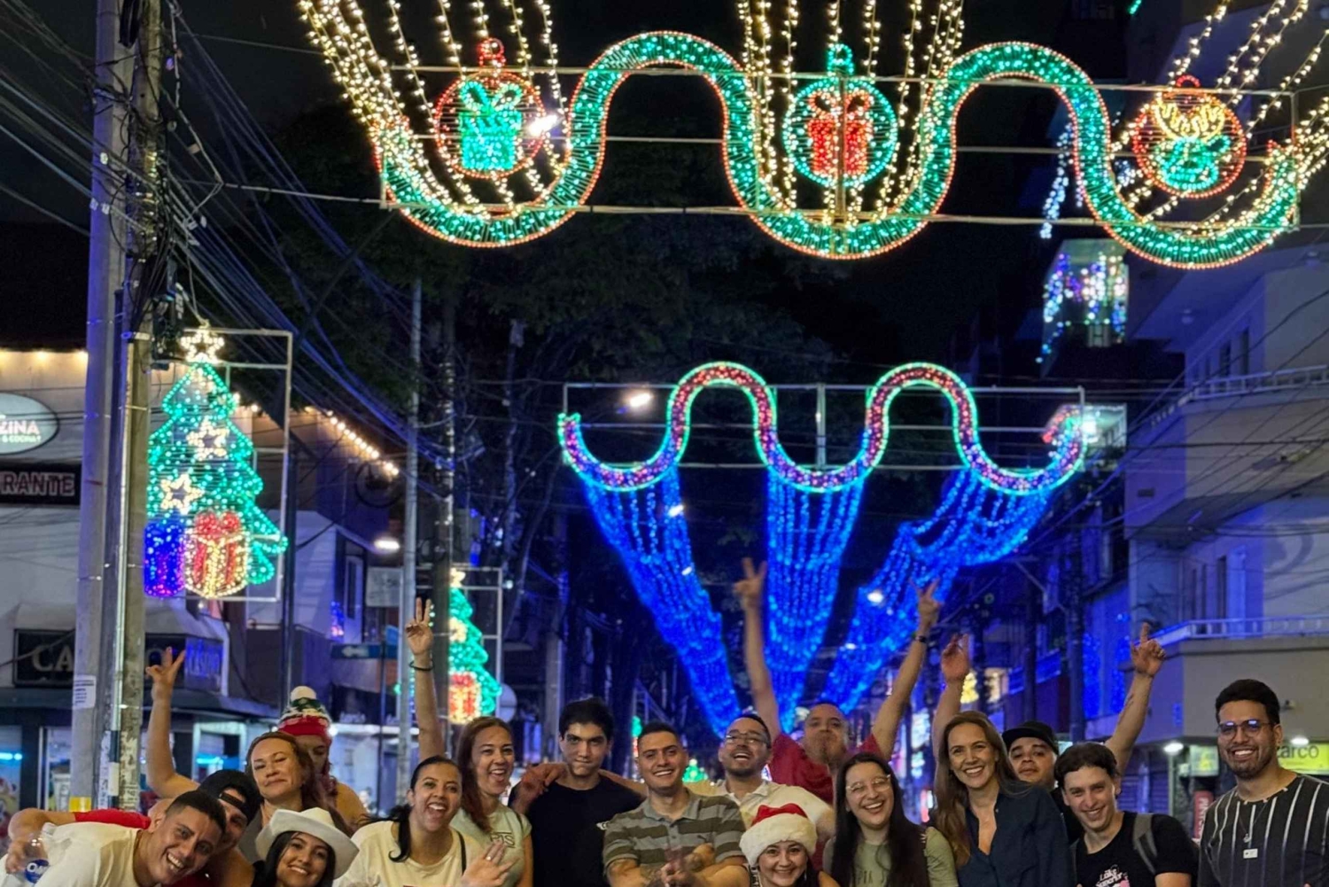 Medellin: wycieczka po mieście w świątecznych światłach w pojeździe tematycznym