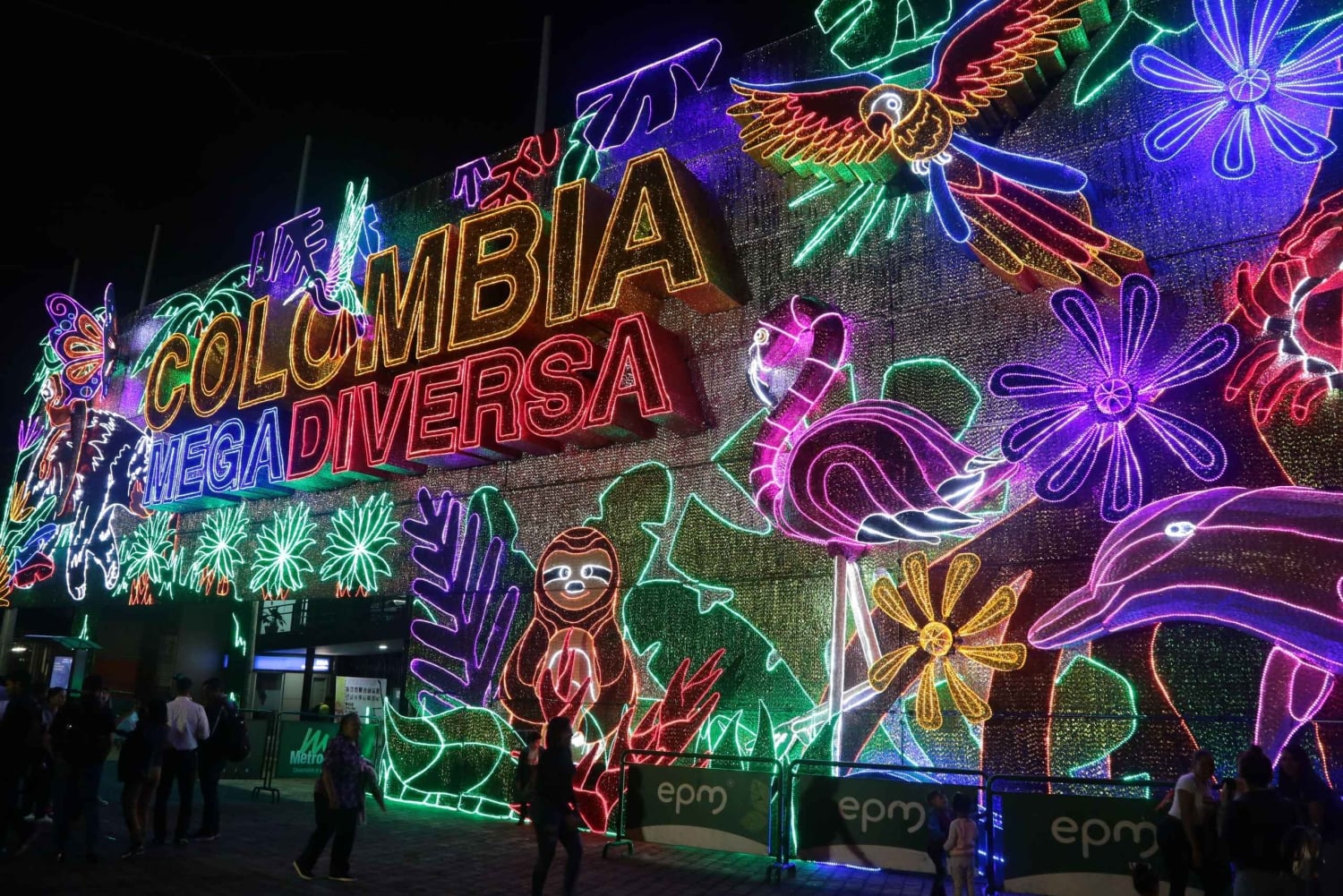 Tour Party Bus por Alumbrado Navideño de Medellin con Fiesta y Musica