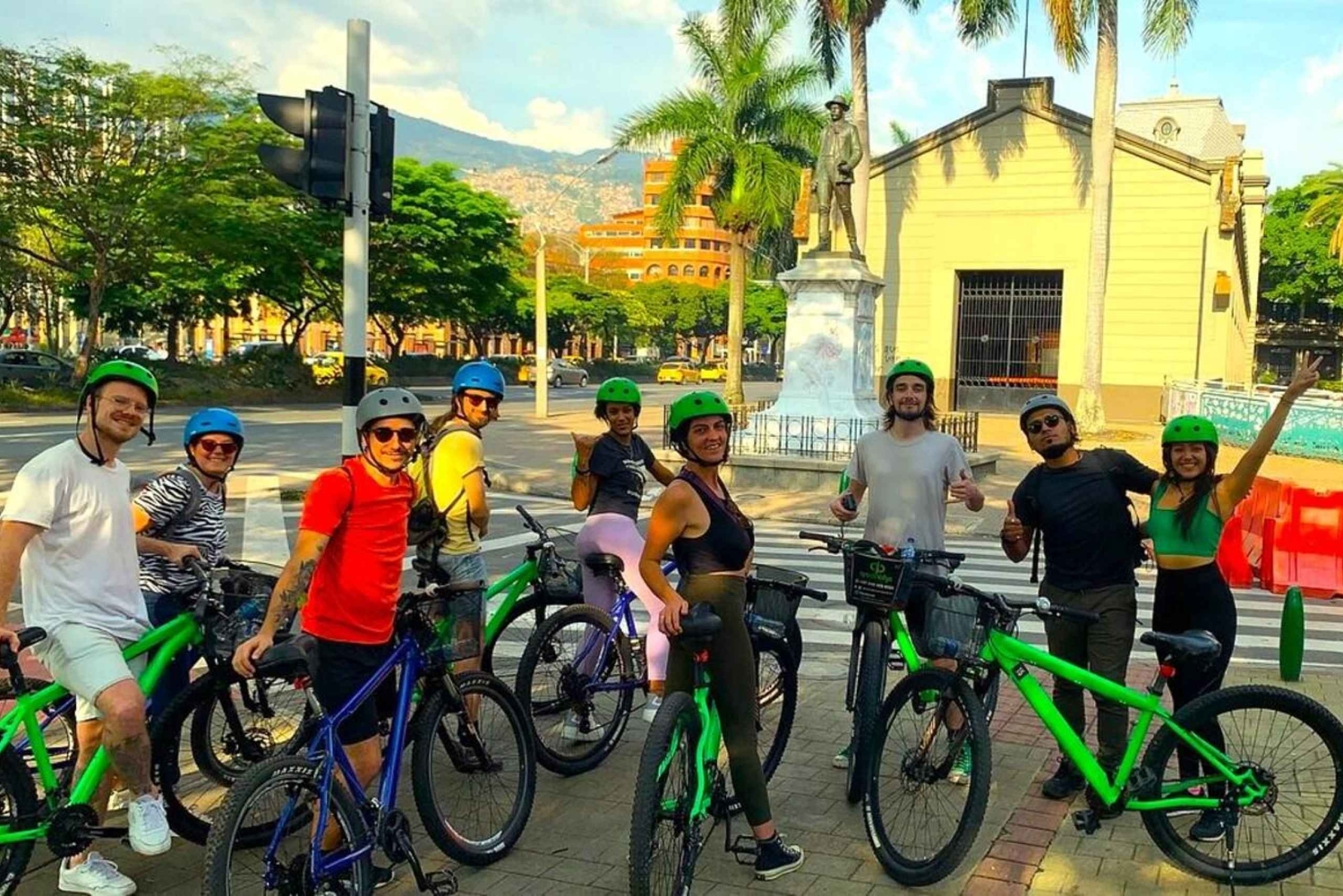 Medellín: Byrundvisning på cykel med colombianske drikkevarer og snacks