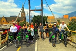 Medellín: Byrundvisning på cykel med colombianske drikkevarer og snacks