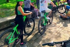 Medellín: Byrundvisning på cykel med colombianske drikkevarer og snacks