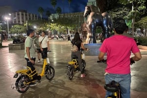 Medellin : visite privée nocturne en vélo électrique + dîner gastronomique