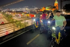 Medellin : visite privée nocturne en vélo électrique + dîner gastronomique