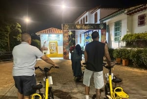 Medellin : visite privée nocturne en vélo électrique + dîner gastronomique