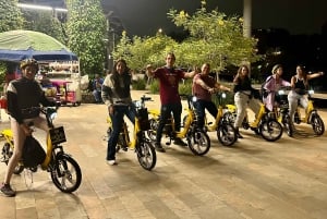 Medellin : visite privée nocturne en vélo électrique + dîner gastronomique