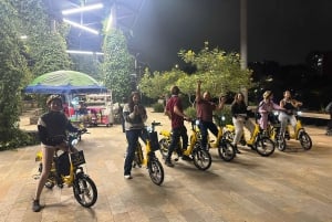 Medellin : visite privée nocturne en vélo électrique + dîner gastronomique