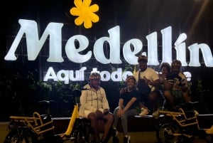 Medellin : visite privée nocturne en vélo électrique + dîner gastronomique