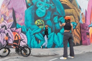 Medellín: Tour de la ciudad en bici eléctrica con fruta y café