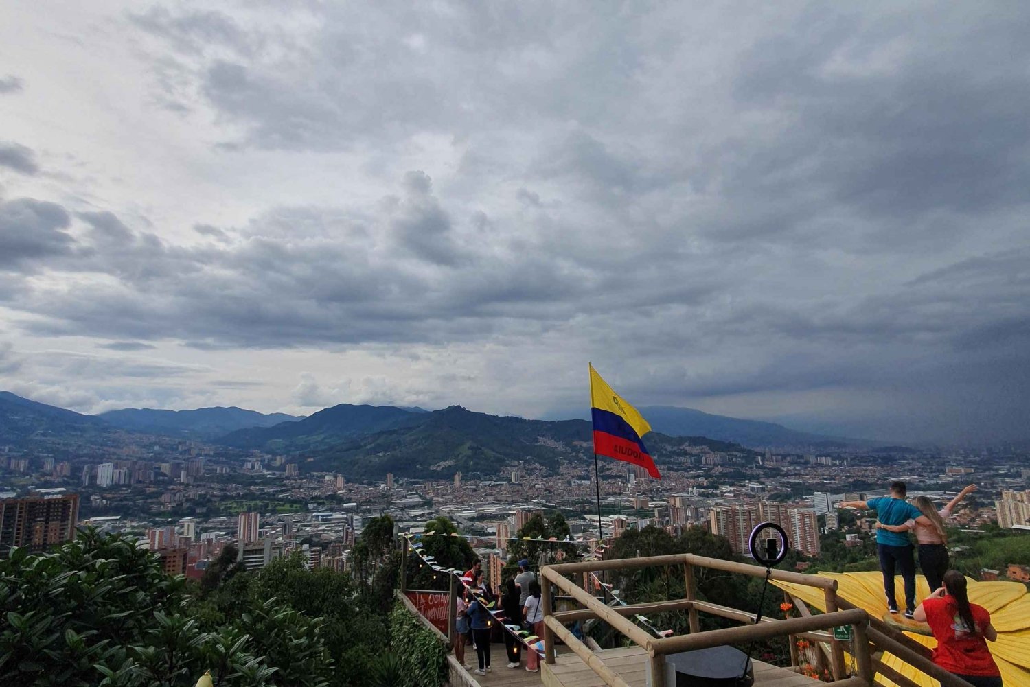 Medellin: Luxury and Private City Tour in French