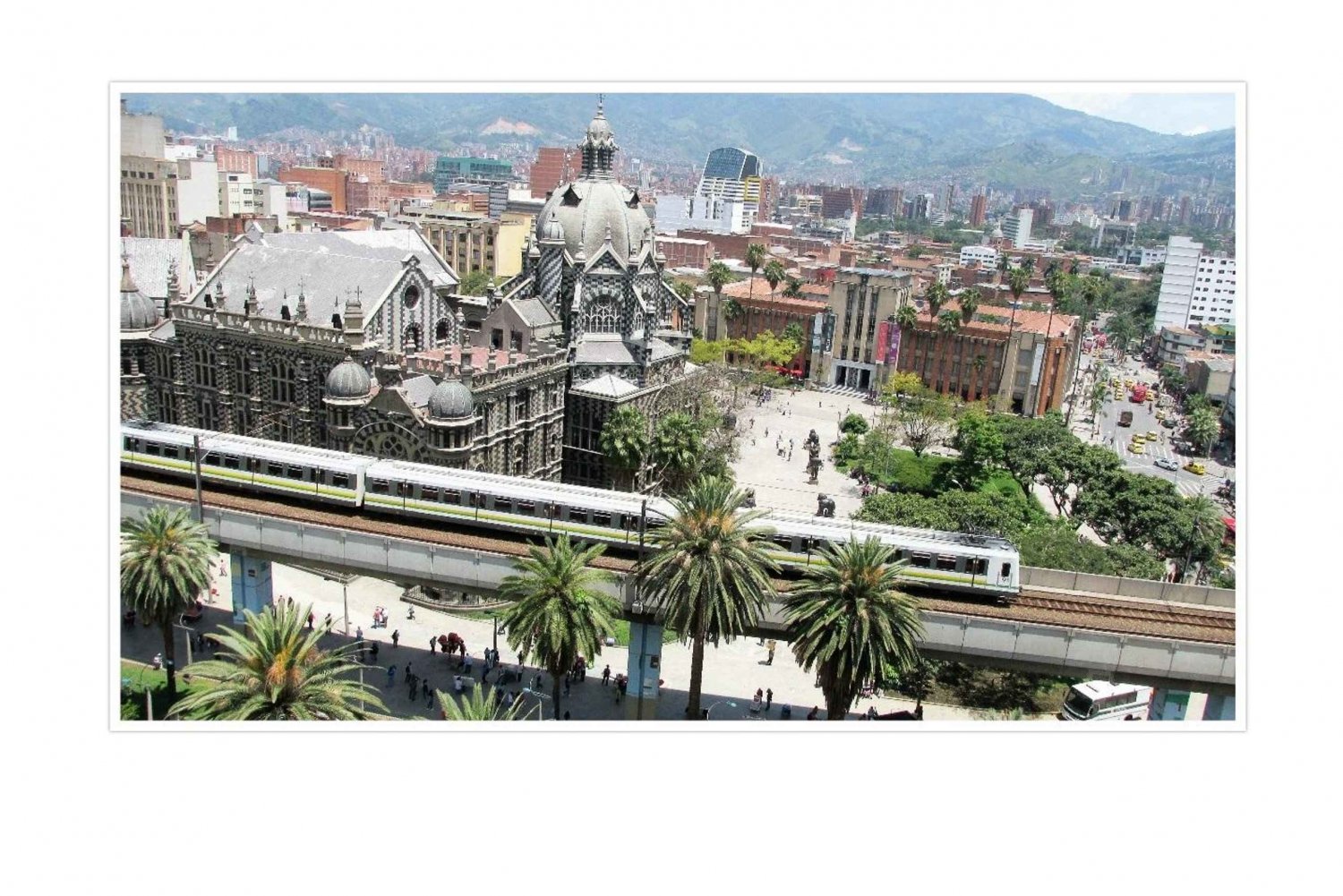 Medellín: City Tour with Metro and Metrocable Ride