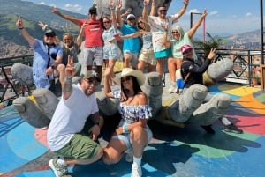 Medellín: Comuna 13 and Graffiti Guided Tour with a Local