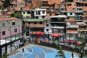 Medellín: Comuna 13 with Locals and Snacks