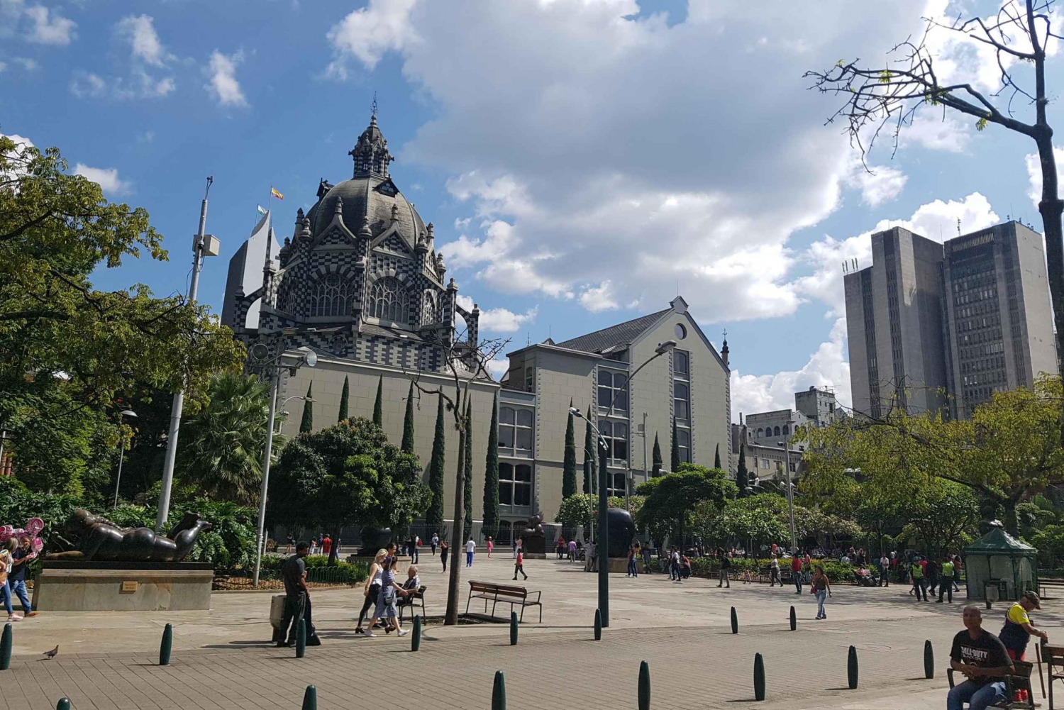 Medellín: Comuna 13, Cable Cars and Botero Statues Tour in Colombia