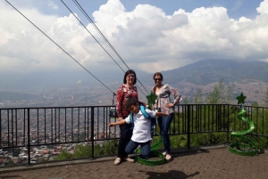 Medellín: Comuna 13, Cable Cars and Botero Statues Tour