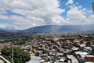 Medellín: Comuna 13, Cable Cars and Botero Statues Tour