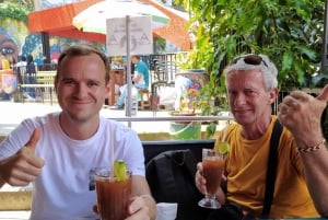 Medellín: Comuna 13 District Tour with Cable Car Ride