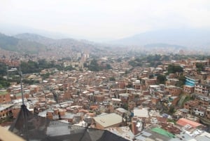 Medellín: Recorrido por los graffitis de la Comuna 13 con comida callejera y teleférico