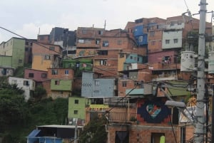 Medellín: Comuna 13 Graffiti Tour w/Street Food & Cable Car