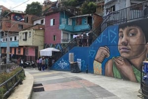 Medellin: graffiti w Comuna 13 z przejazdem kolejką linową