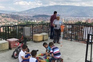Medellin: graffiti w Comuna 13 z przejazdem kolejką linową